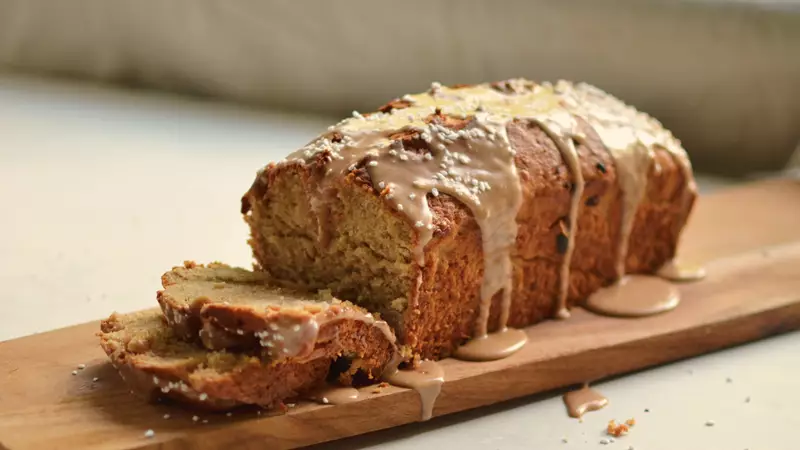 Banankaka med kanelglasyr och pärlsocker