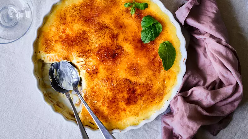 Crème brûlée i en pajform