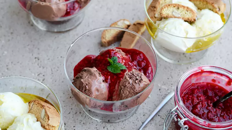 Chokladglass med hallonsås och vaniljglass med olivolja och biscotti