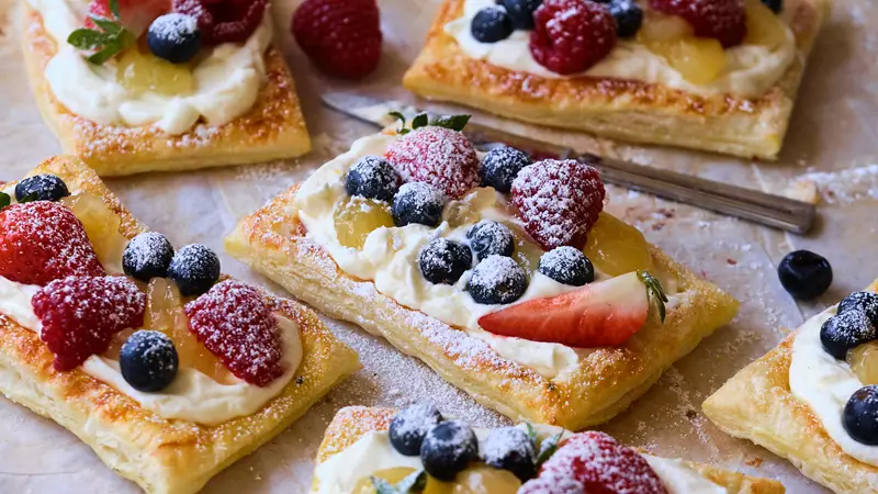 Smördegsbakelser med vispad mascarponekräm, lemoncurd och färska bär