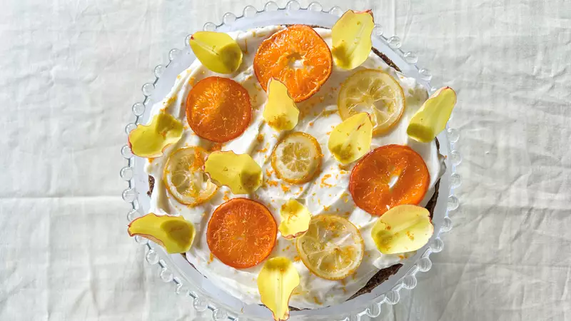 Morotskaka med vit apelsinfrosting och kanderas citrus