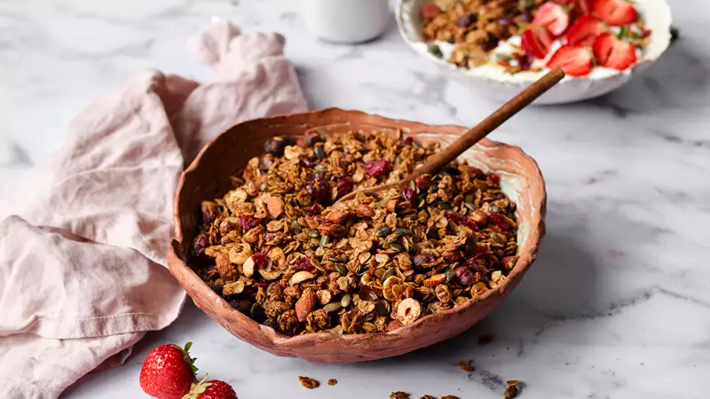 Nötsmörsbakad granola med nötter och tranbär