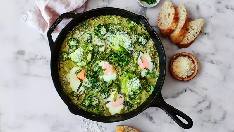 Grön shakshuka med ägg och avokado