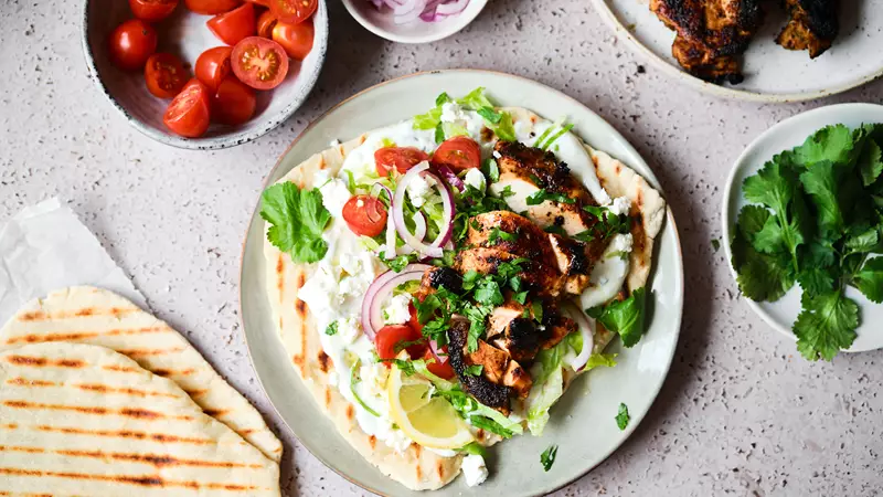 Grillat flatbread med kyckling, tzatziki och sallad