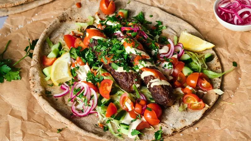 Kebabwrap med kebabstavar och färska grönsaker