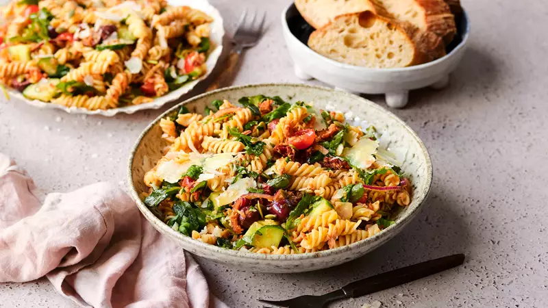 Italiensk pastasallad med pesto, tonfisk, soltorkade tomater, oliver och parmesan