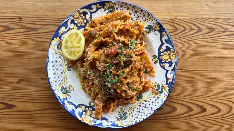 Krämig pasta puttanesca med riven parmesan