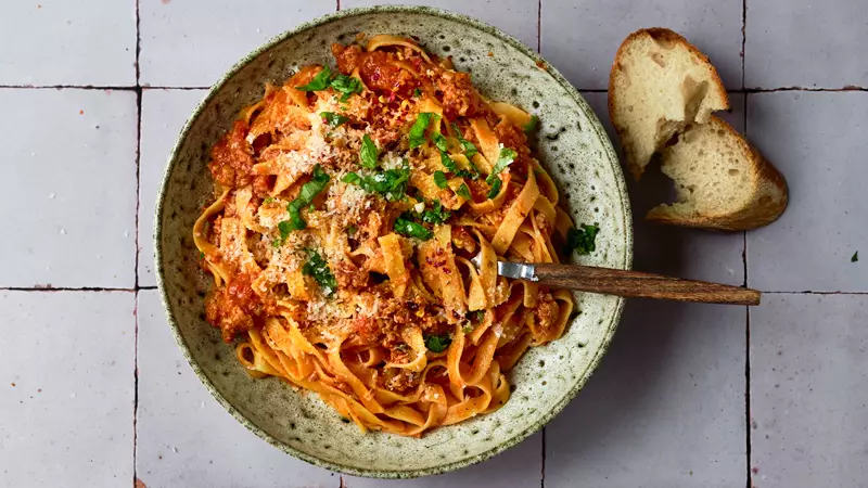 Pasta tagliatelle med salsicciaragu, parmesan och basilika