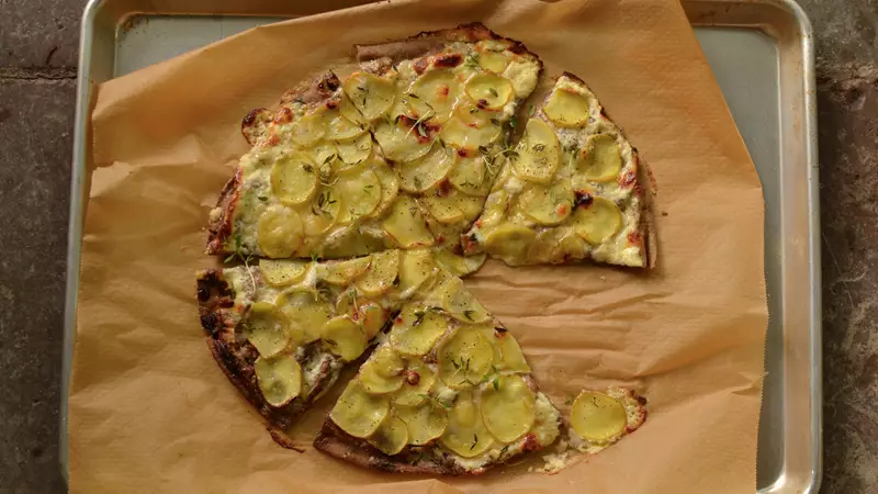 Tunnbrödspizza med potatis och timjan