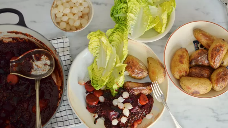 Vegetarisk linsgryta med belugalinser och rostad potatis