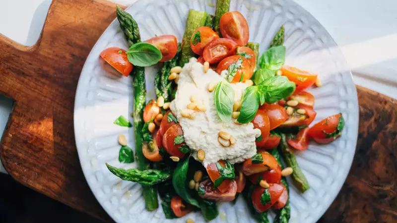 Sparris à la caprese med cashewkräm och tomater