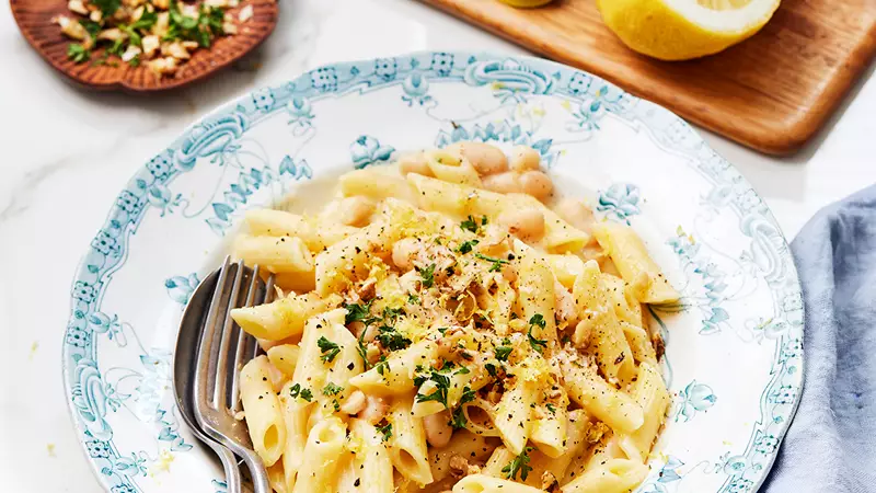 Pasta al limone med cannelinibönor, pennepasta och citron