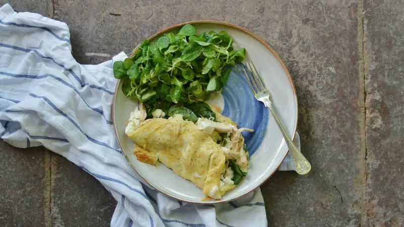 Omelett med kyckling, fetaost och machesallad